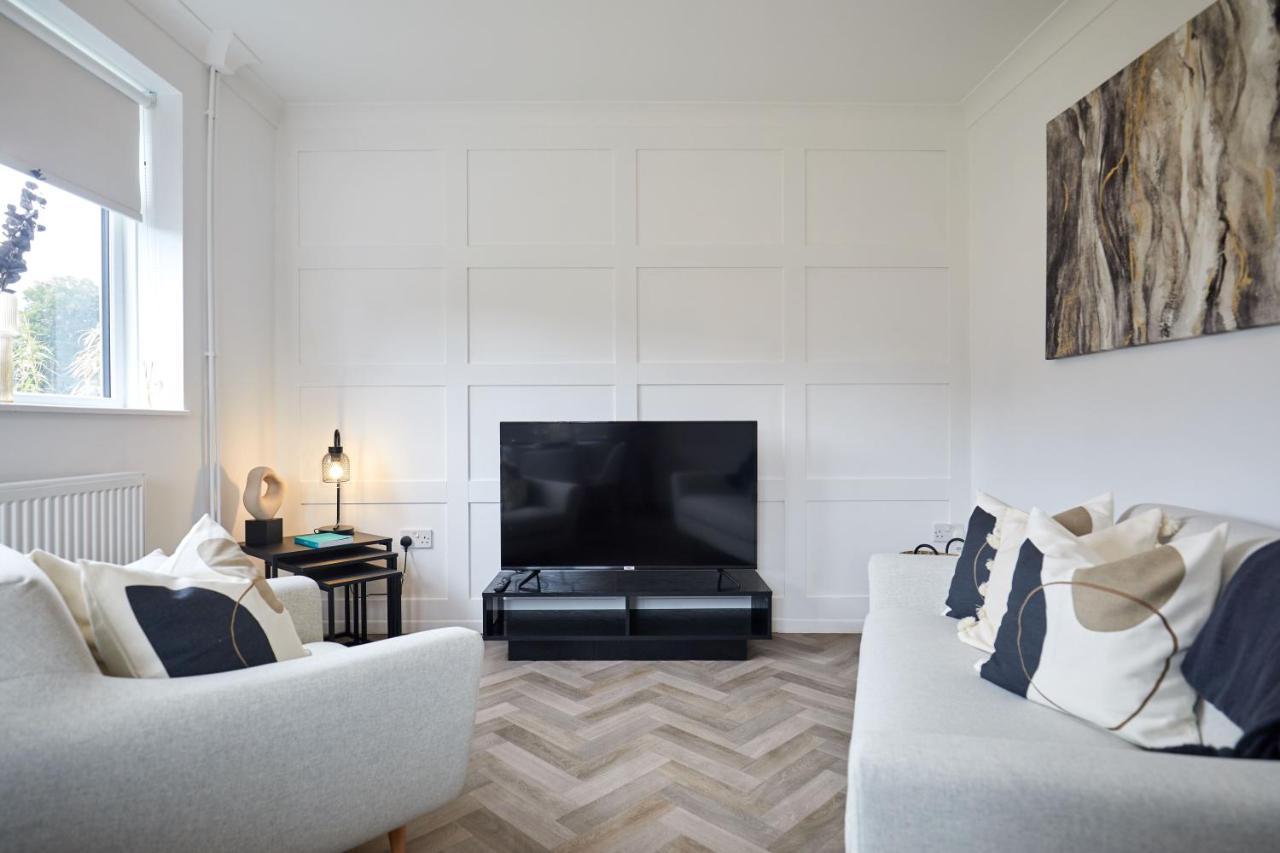 Stylish 2 Bed With Beautiful Garden Apartment *
