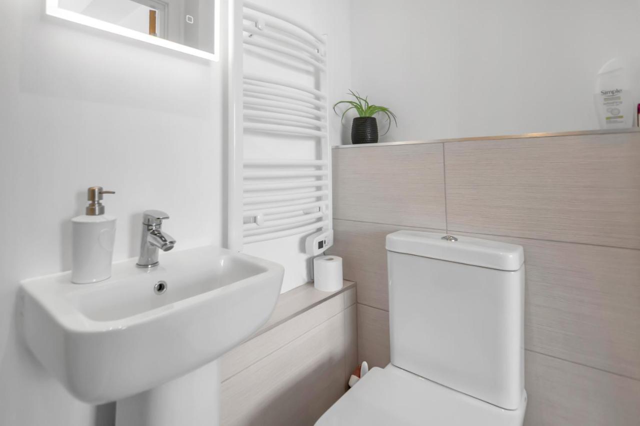 Furnished Modern Flat Steps From Castle Apartment