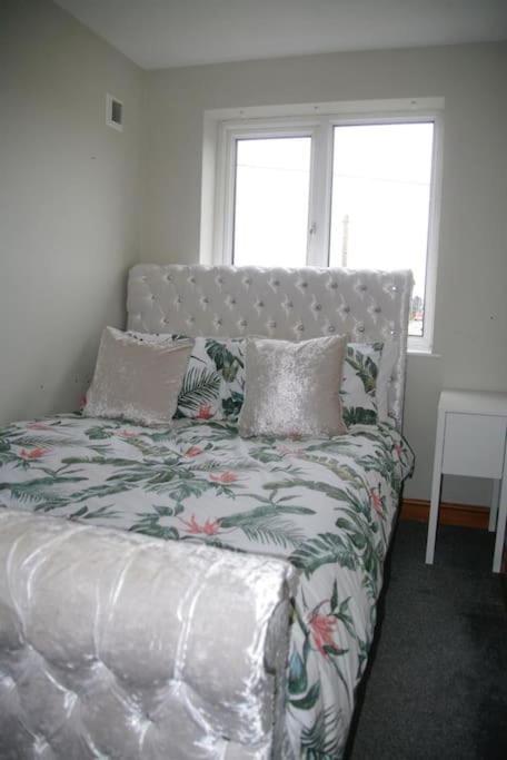 Apartamento Lovely 3 Bedroom House With Free Parking & Garden NWI