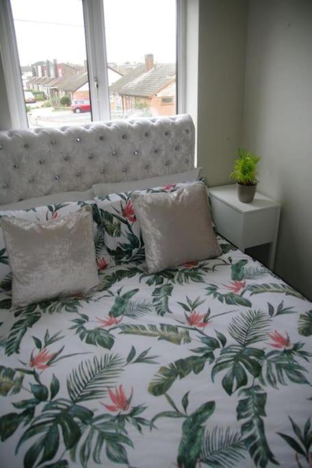 Lovely 3 Bedroom House With Free Parking & Garden NWI