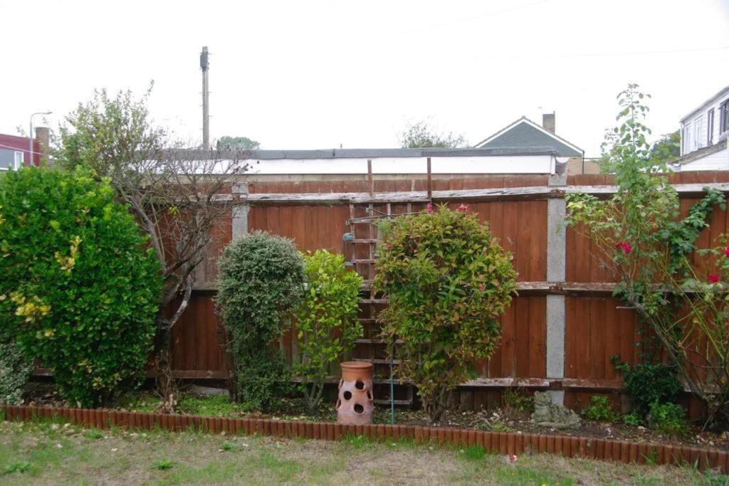 Lovely 3 Bedroom House With Free Parking & Garden *