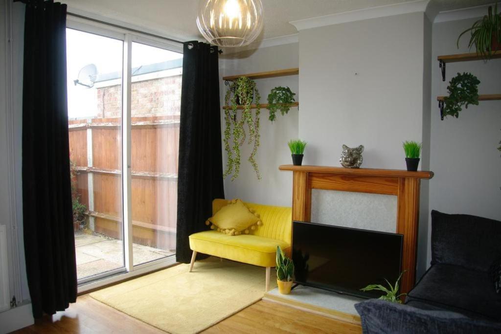 Lovely 3 Bedroom House With Free Parking & Garden Apartamento
