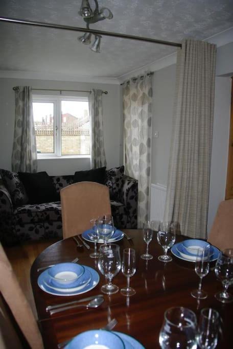 Apartamento Lovely 3 Bedroom House With Free Parking & Garden