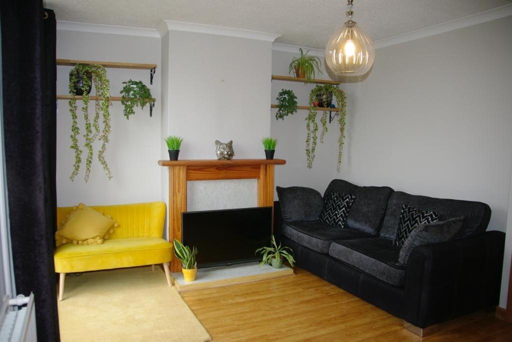 Lovely 3 Bedroom House With Free Parking & Garden * NWI