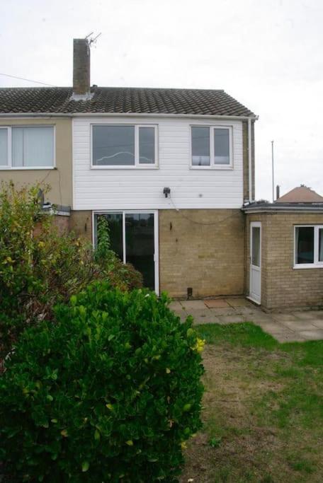 Lovely 3 Bedroom House With Free Parking & Garden NWI