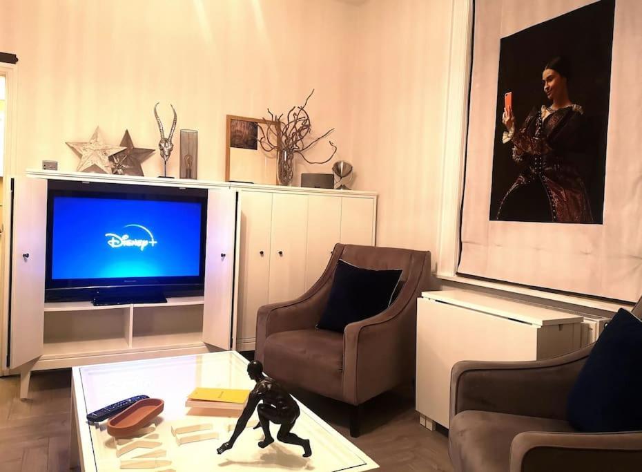 Apartment, 2 Min Walk To Centre. *