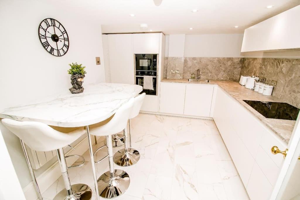 Spacious 2 Bed Centre With Parking Apartamento NWI