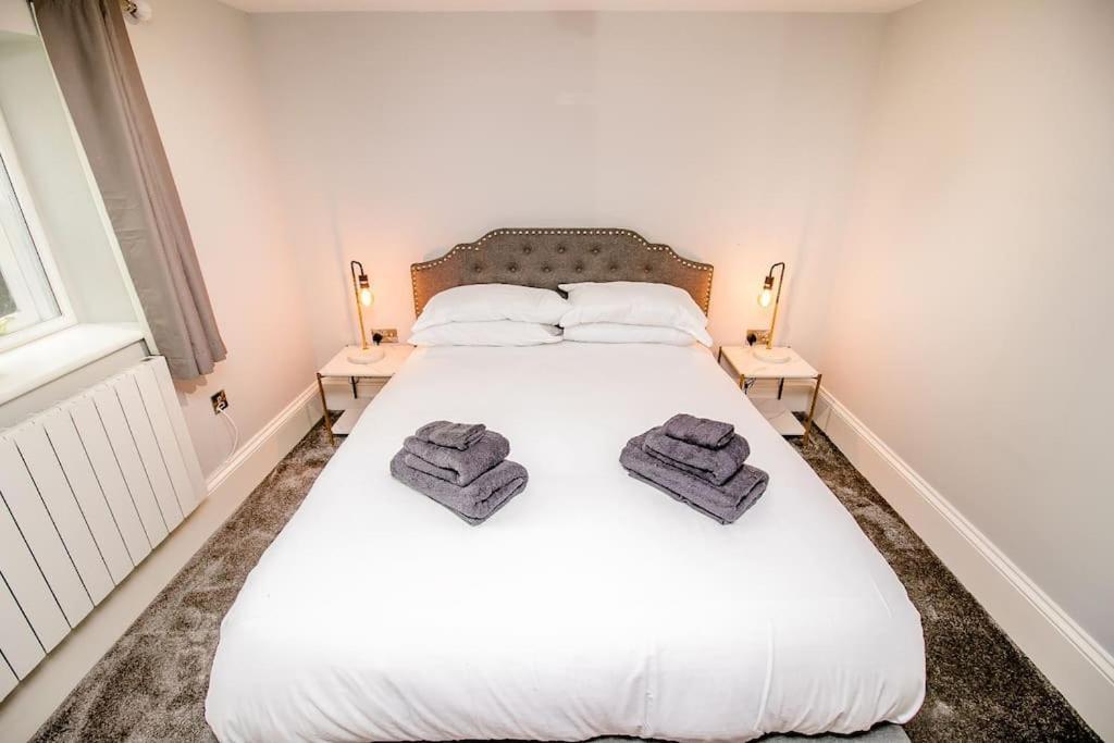 Spacious 2 Bed Centre With Parking