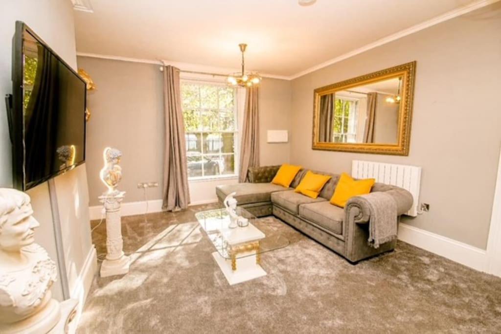 Spacious 2 Bed Centre With Parking Apartamento NWI