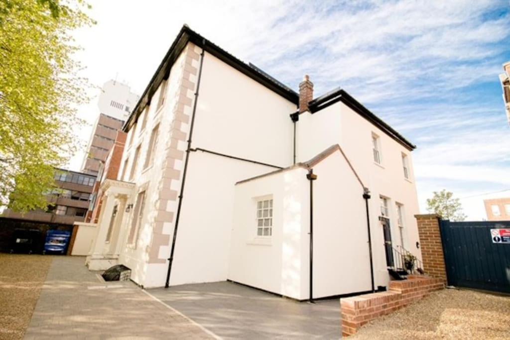 Spacious 2 Bed Centre With Parking
