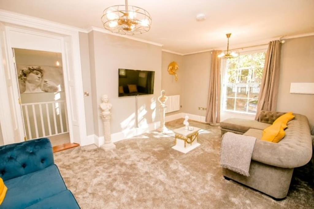 Spacious 2 Bed Centre With Parking * NWI