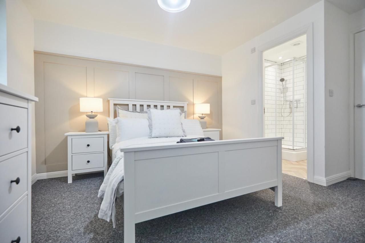 Luxurious And Modern 3 Bed Townhouse With Parking *