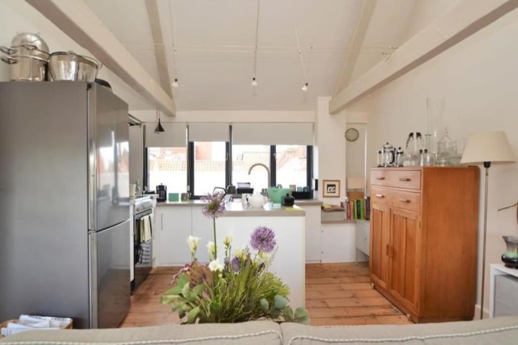Contractor And Family Friendly Grade Ii Townhouse- 3 Bedrooms- Free Parking Holiday home *