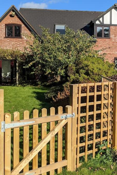 Seaside Cottage, 8min Walk To Beach. Dog Friendly. *