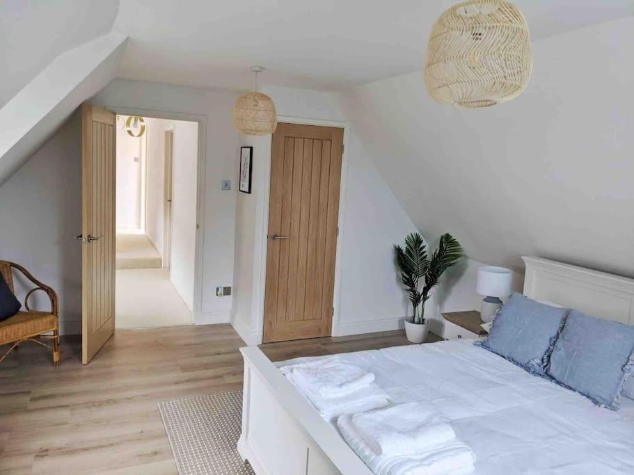 Casa de férias Seaside Cottage, 8min Walk To Beach. Dog Friendly.