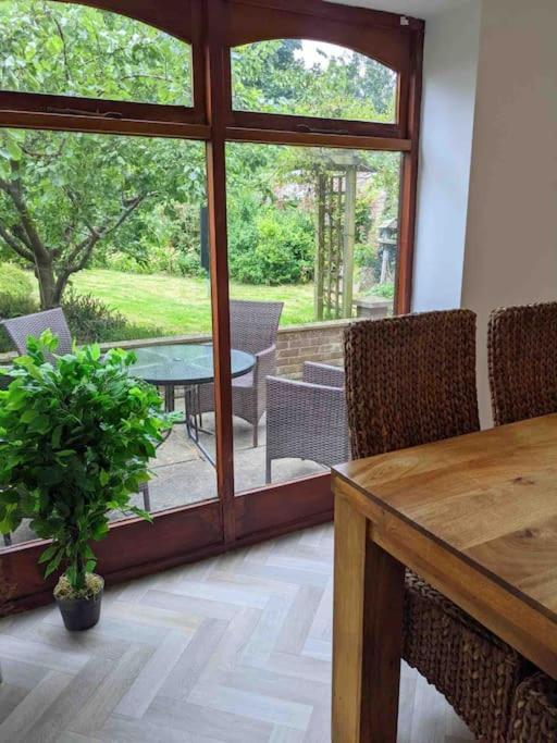 Casa de férias Seaside Cottage, 8min Walk To Beach. Dog Friendly. *
