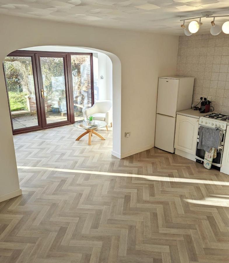 Seaside Cottage, 8min Walk To Beach. Dog Friendly. * NWI