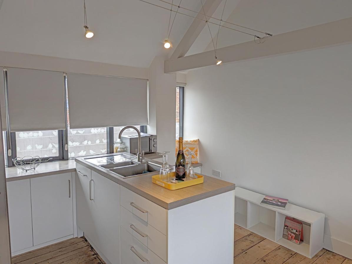Contractor And Family Friendly Grade Ii Townhouse- 3 Bedrooms- Free Parking *