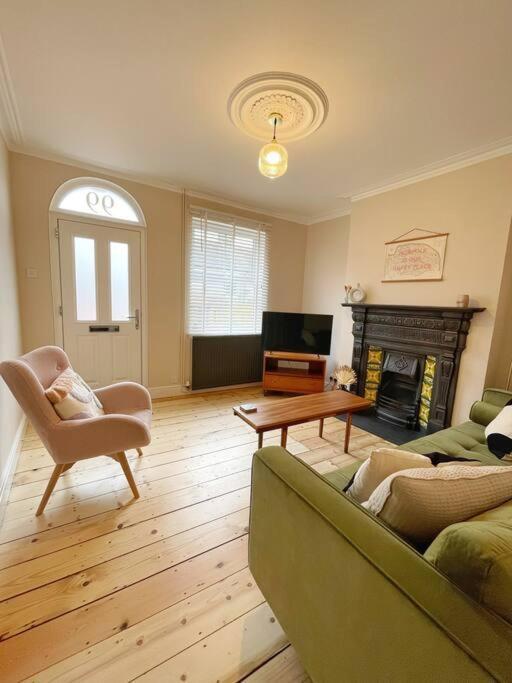 Family Friendly House In With Parking *