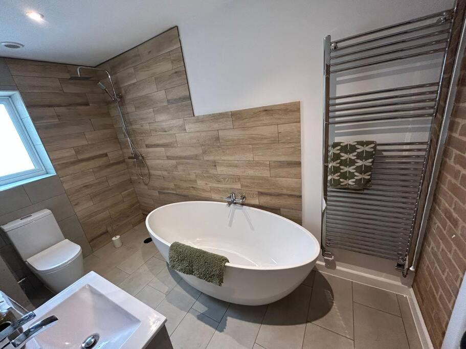 3 - Rabbit Warren, Bright Decor & Private Hot Tub * Norwich