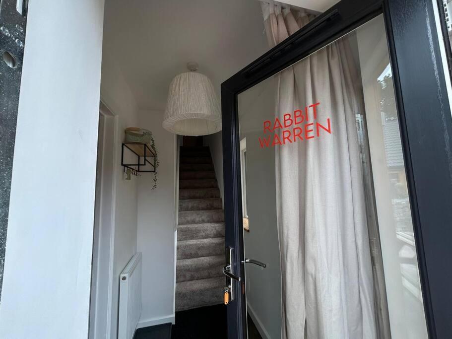 3 - Rabbit Warren, Bright Decor & Private Hot Tub Holiday home