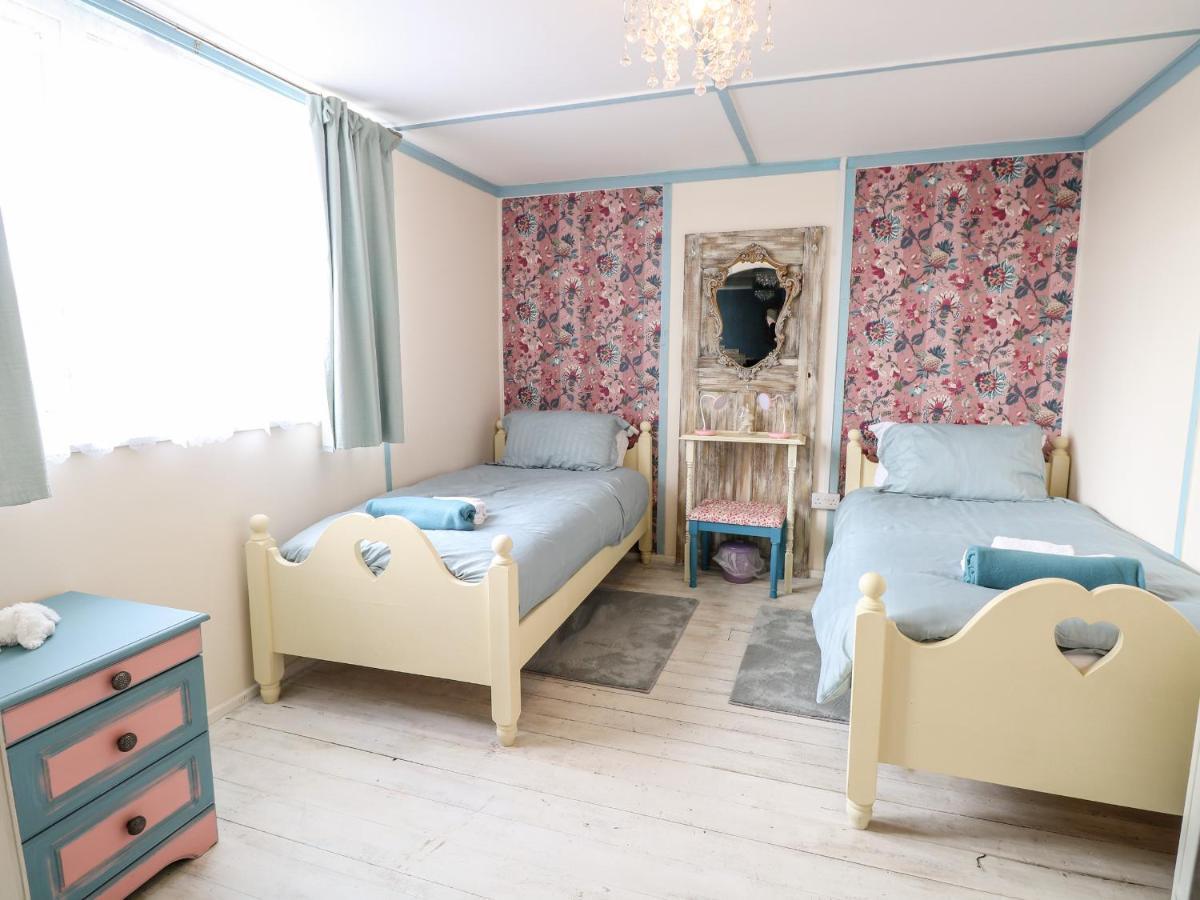 White Rabbit, Cross Lane Holiday home