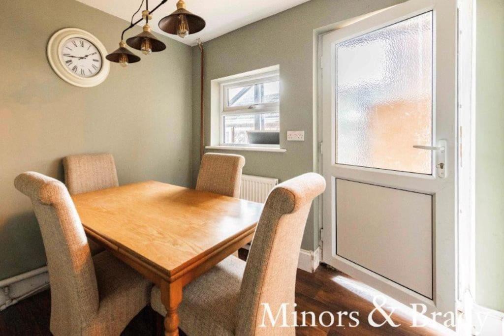 Modern Terrace With Large Garden & Standalone Bar *