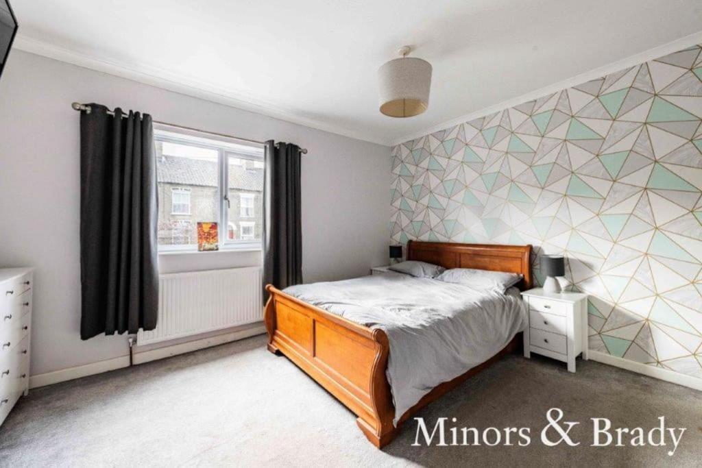 Modern Terrace With Large Garden & Standalone Bar Norwich
