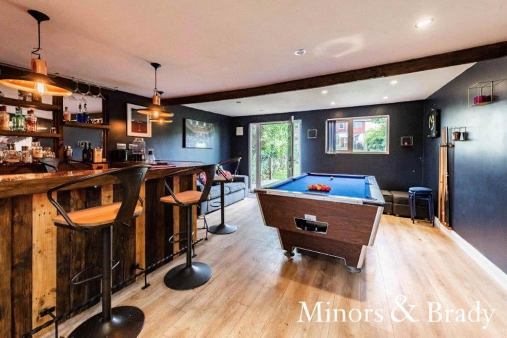 Modern Terrace With Large Garden & Standalone Bar
