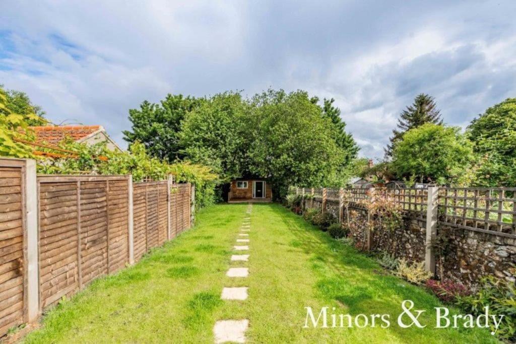 Casa de férias Modern Terrace With Large Garden & Standalone Bar Norwich