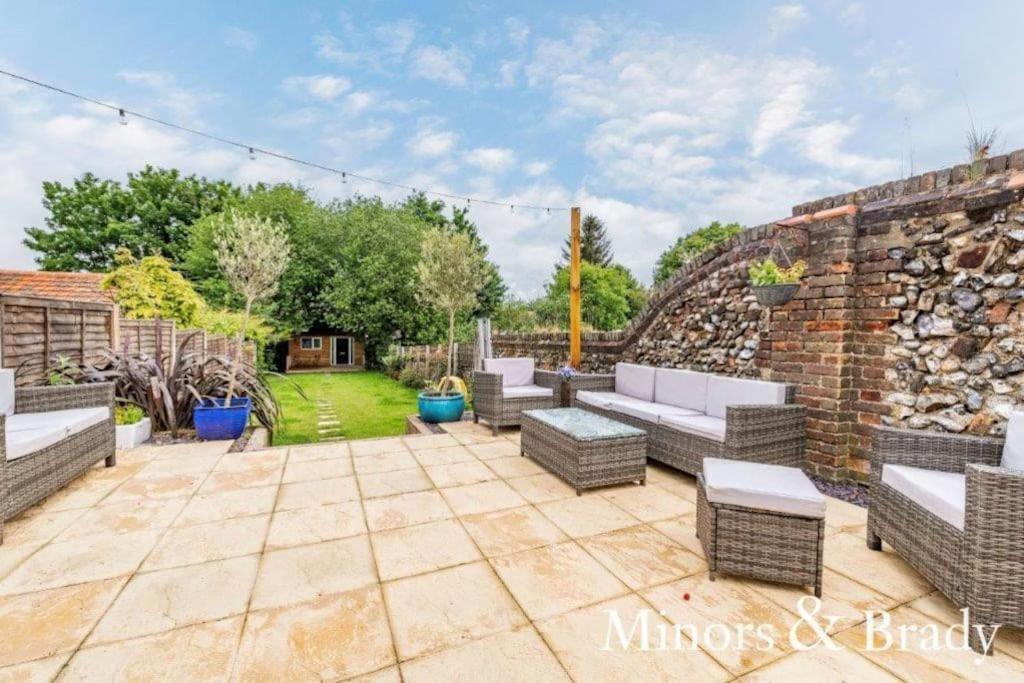 Modern Terrace With Large Garden & Standalone Bar