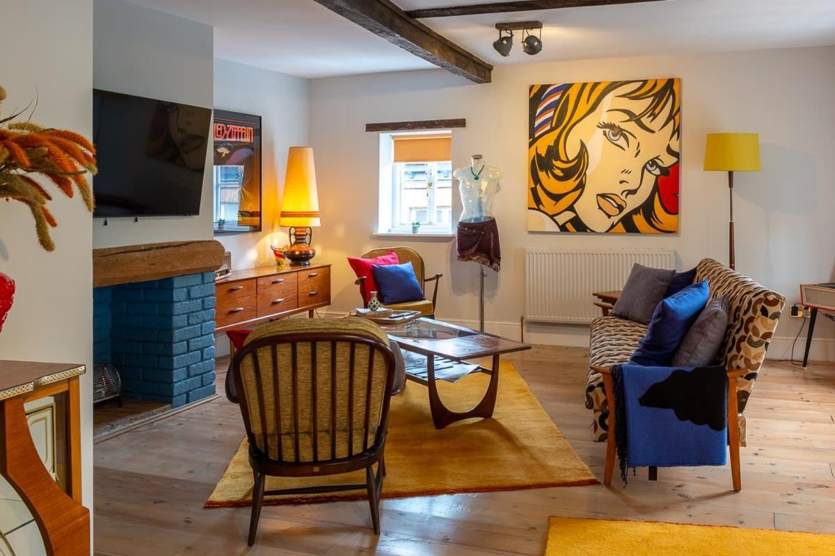1960s Inspired Centre For 4 With Parking Apartment *