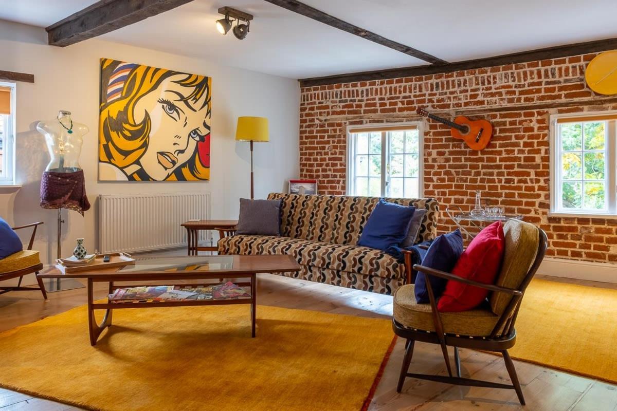 1960s Inspired Centre For 4 With Parking Apartment *