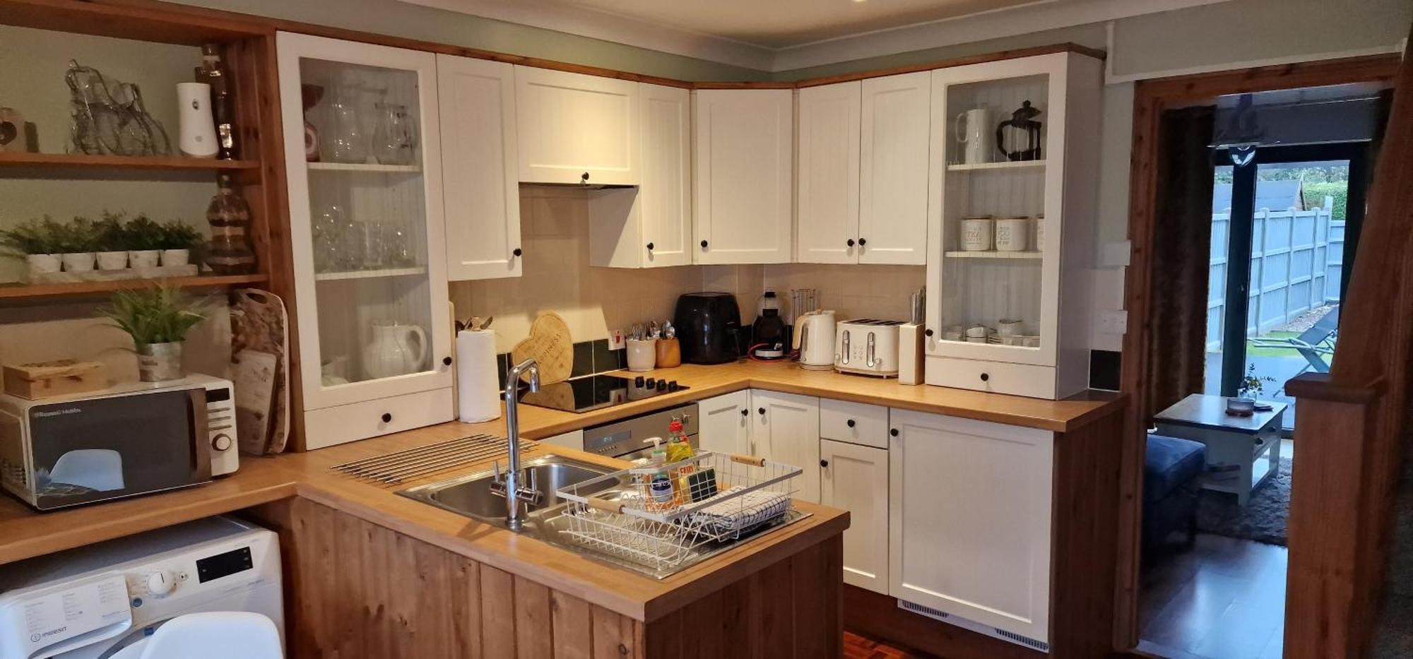 Country Style, 2 Bedroom House, Parking And Superb Location