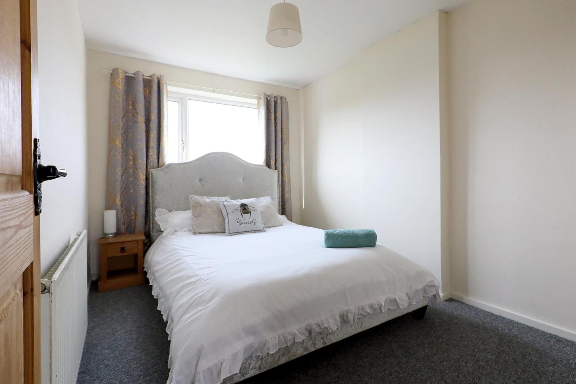Lovely 3 Bedroom House With Free Parking & Garden Apartamento