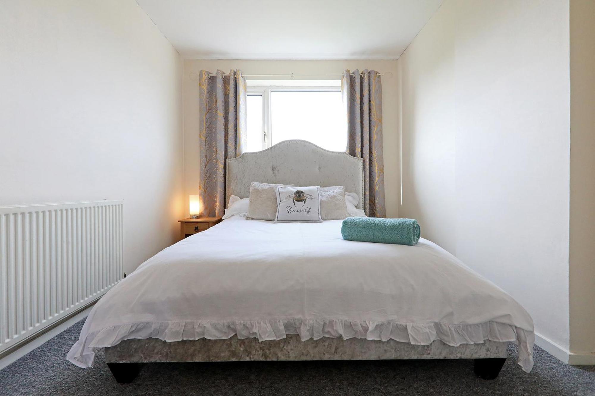 Lovely 3 Bedroom House With Free Parking & Garden *