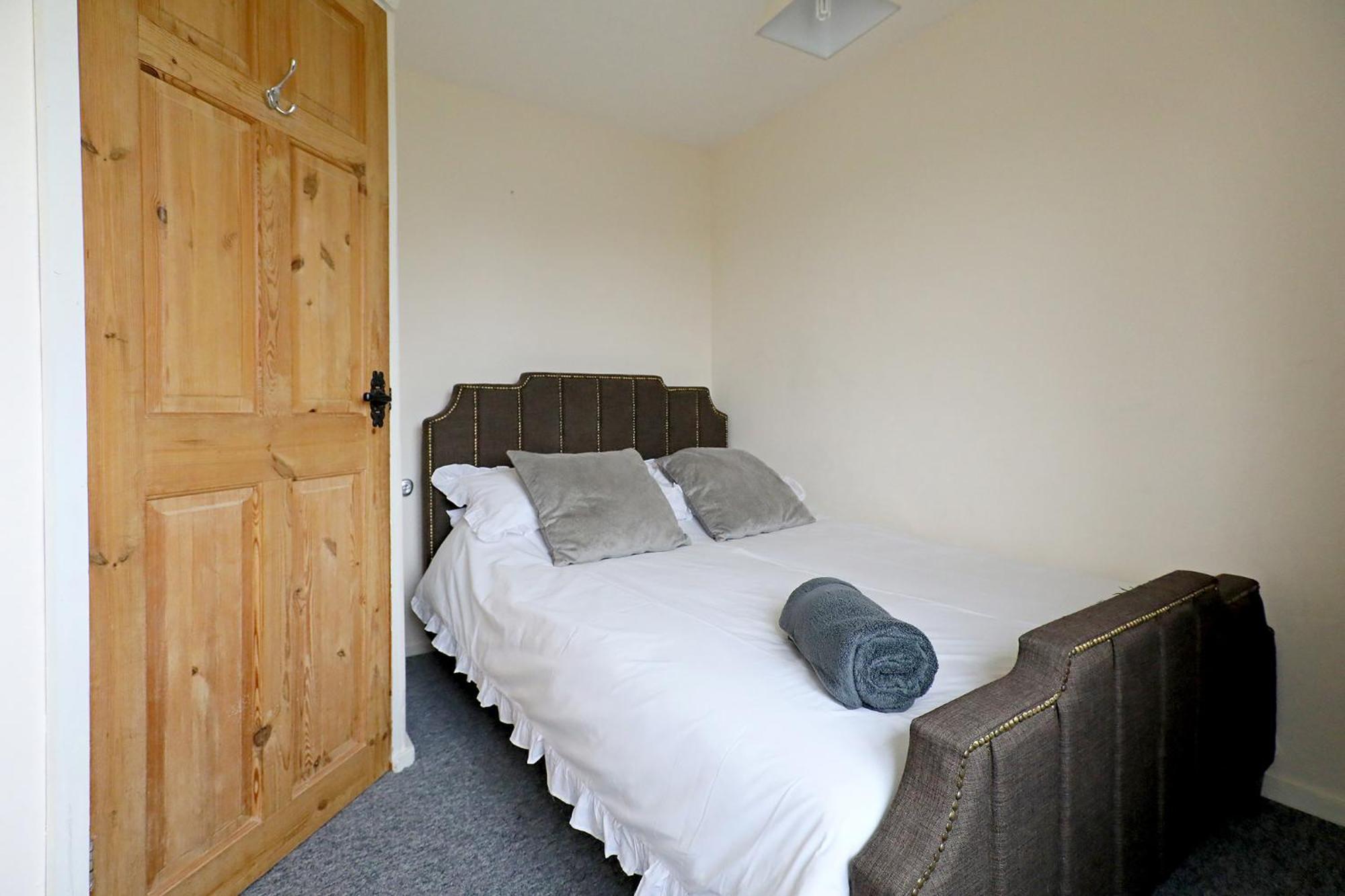 Lovely 3 Bedroom House With Free Parking & Garden *