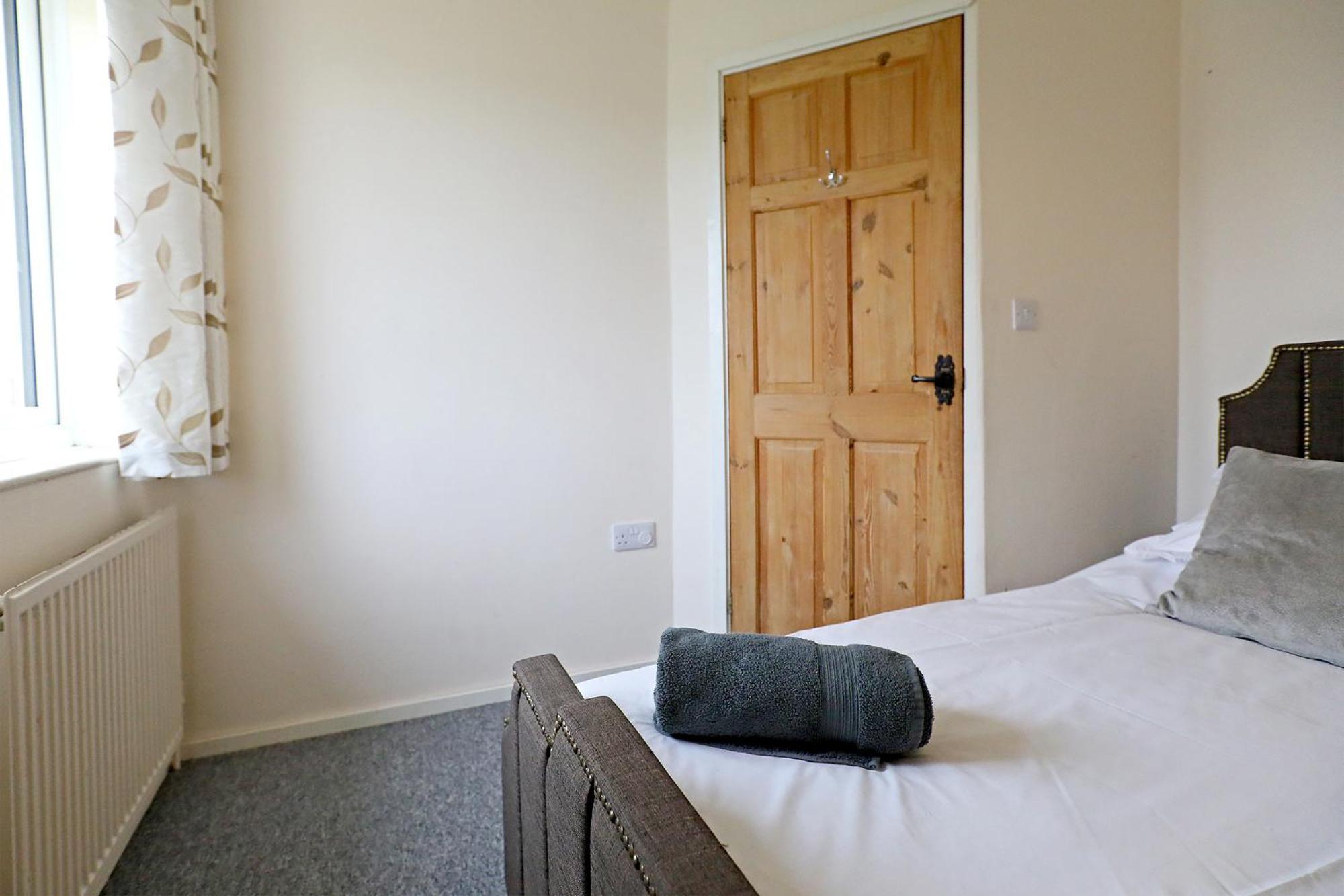 Lovely 3 Bedroom House With Free Parking & Garden