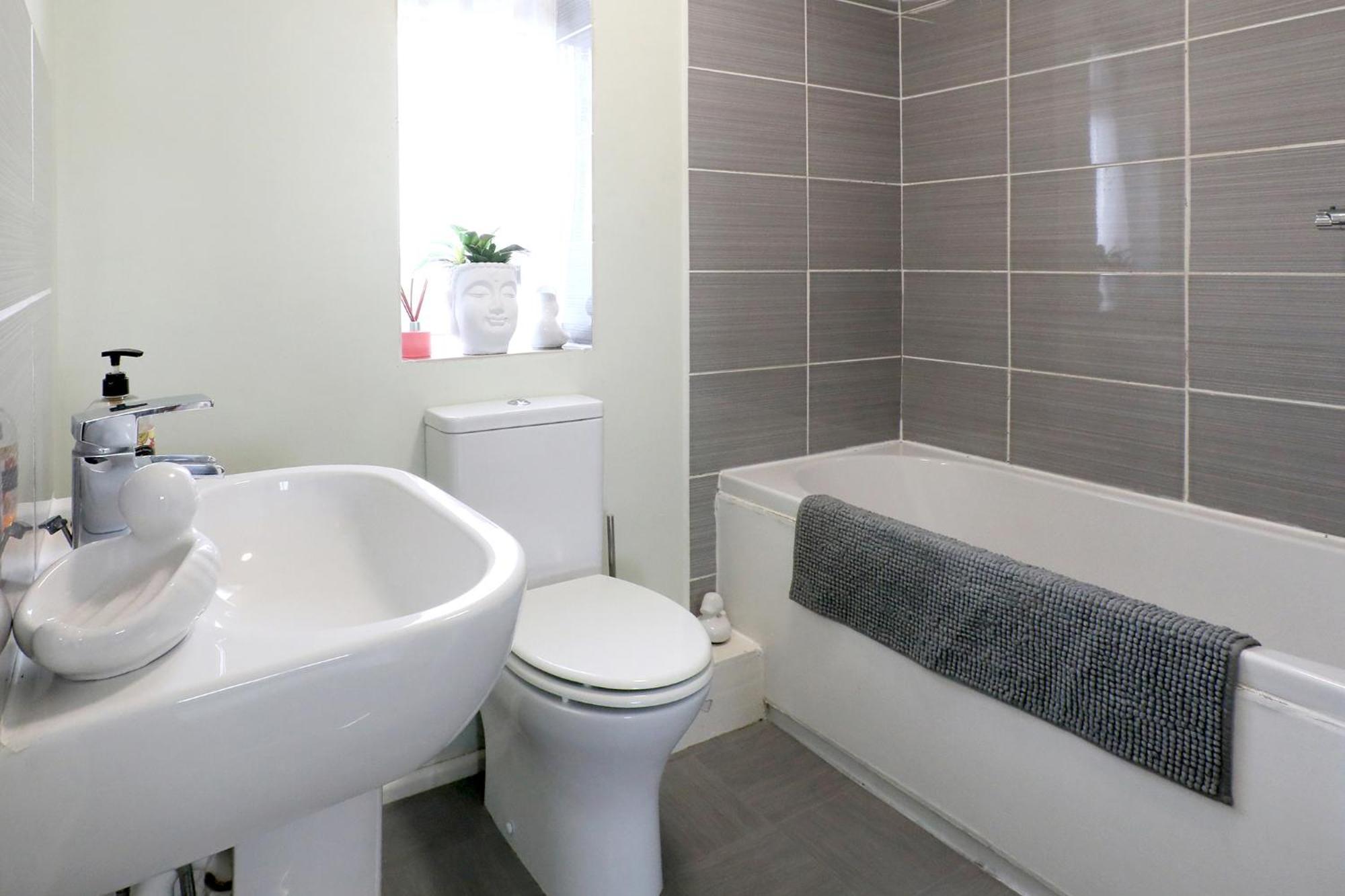 Lovely 3 Bedroom House With Free Parking & Garden * NWI
