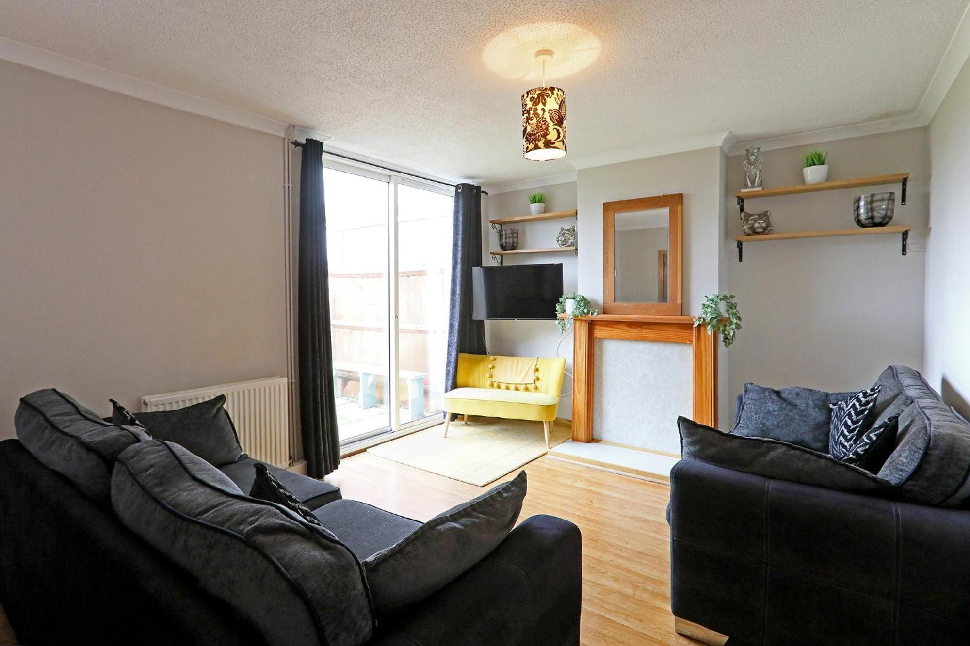 Lovely 3 Bedroom House With Free Parking & Garden Apartamento