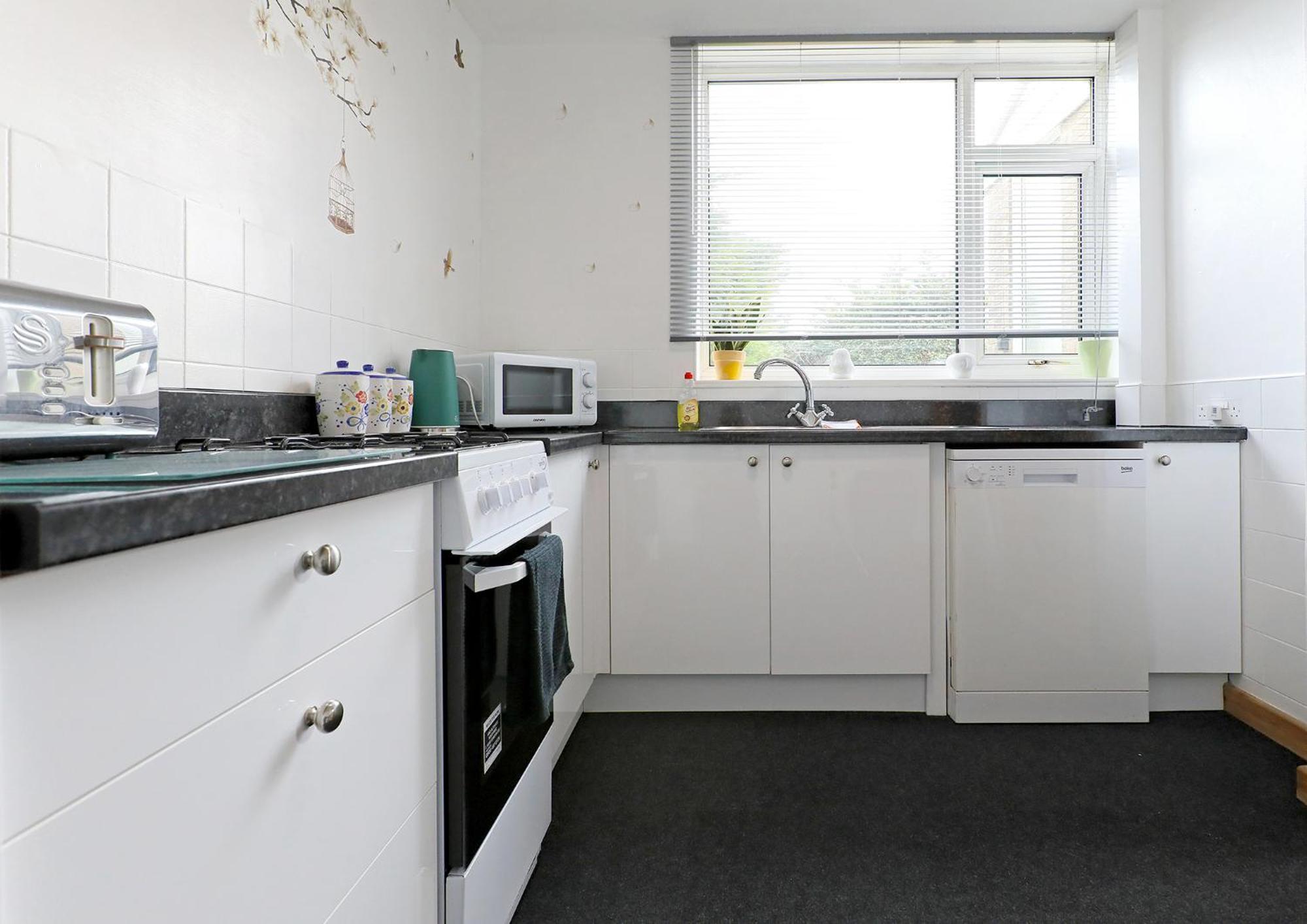 Lovely 3 Bedroom House With Free Parking & Garden * NWI
