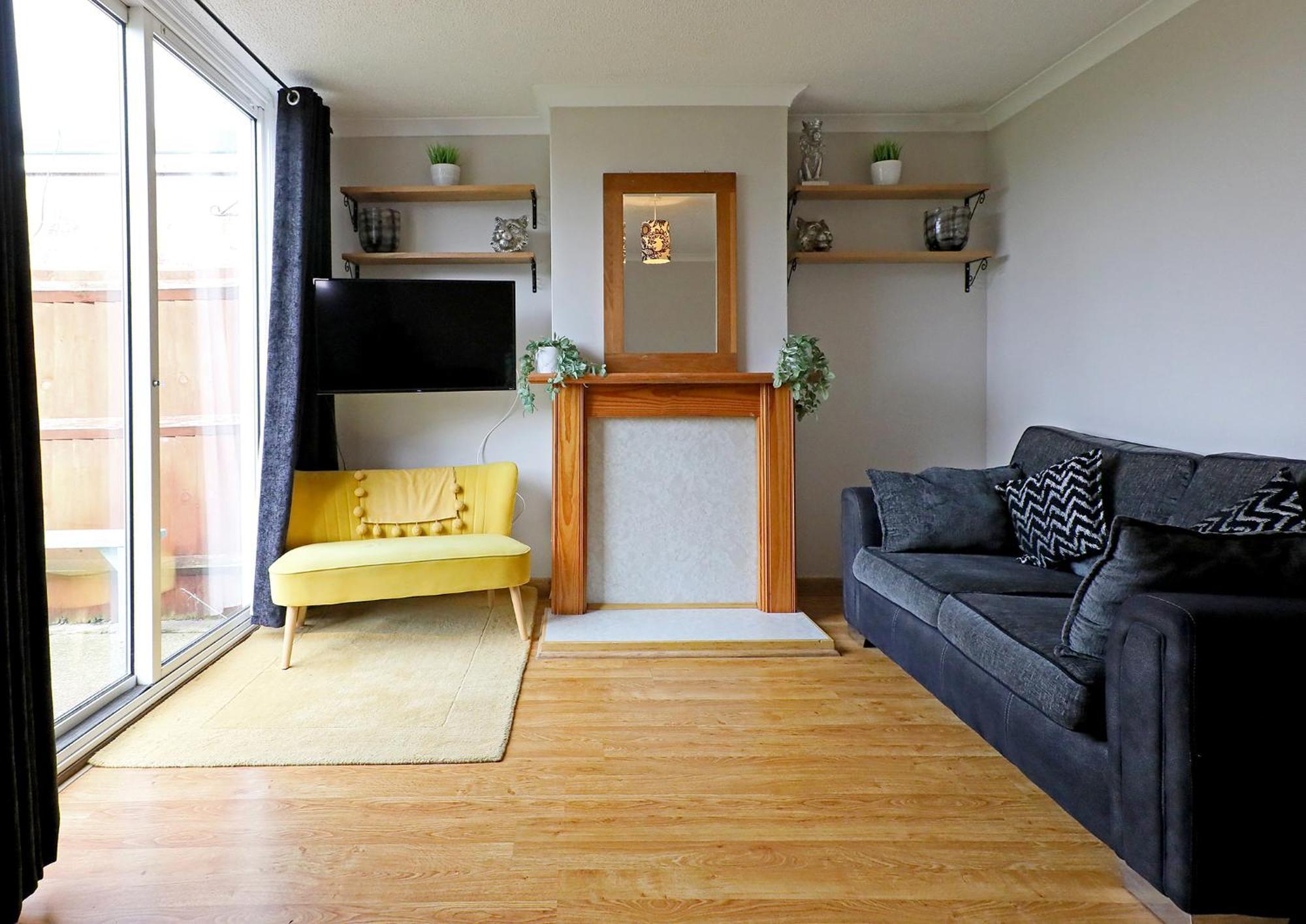 Lovely 3 Bedroom House With Free Parking & Garden * NWI