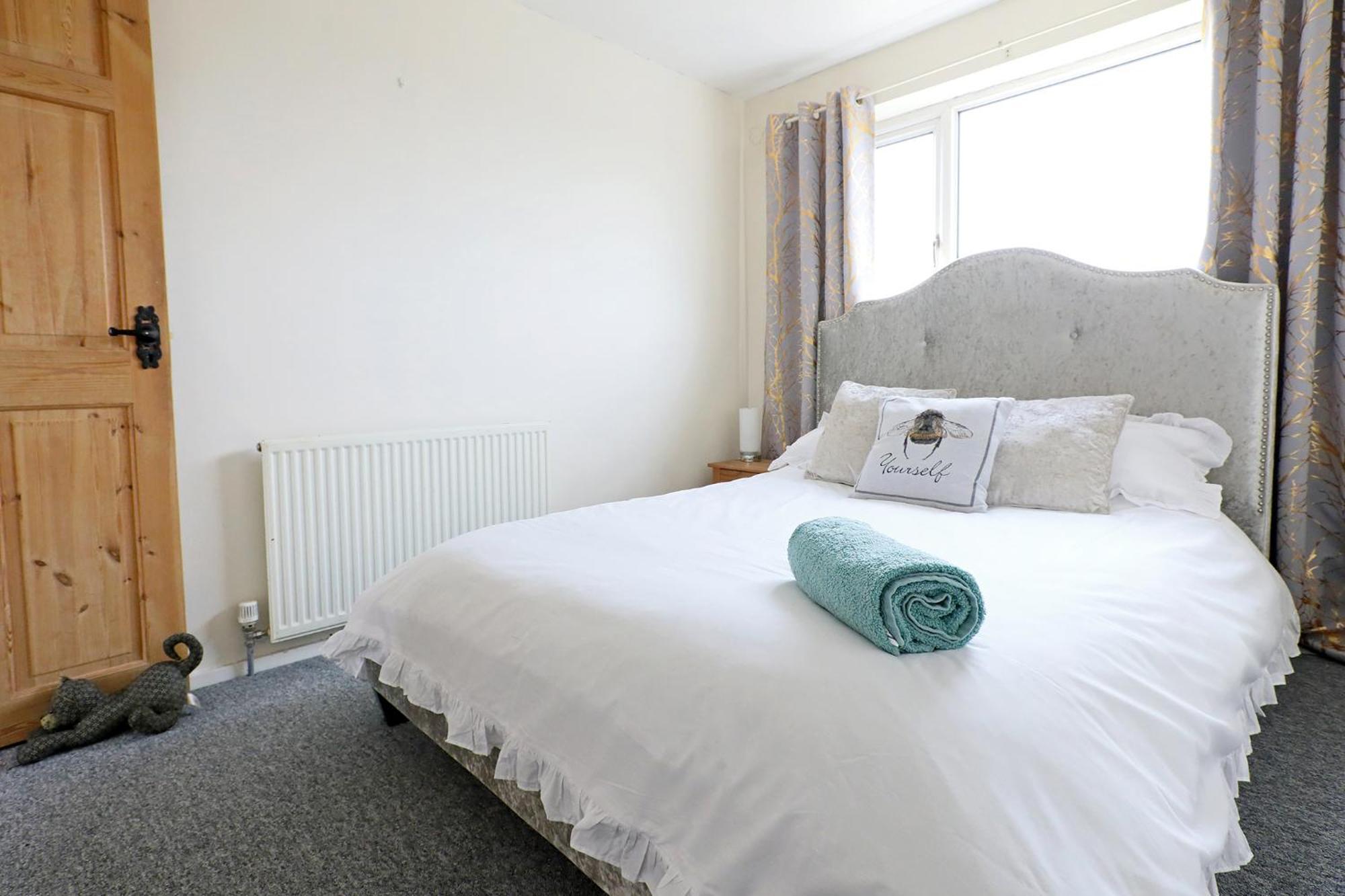 Lovely 3 Bedroom House With Free Parking & Garden