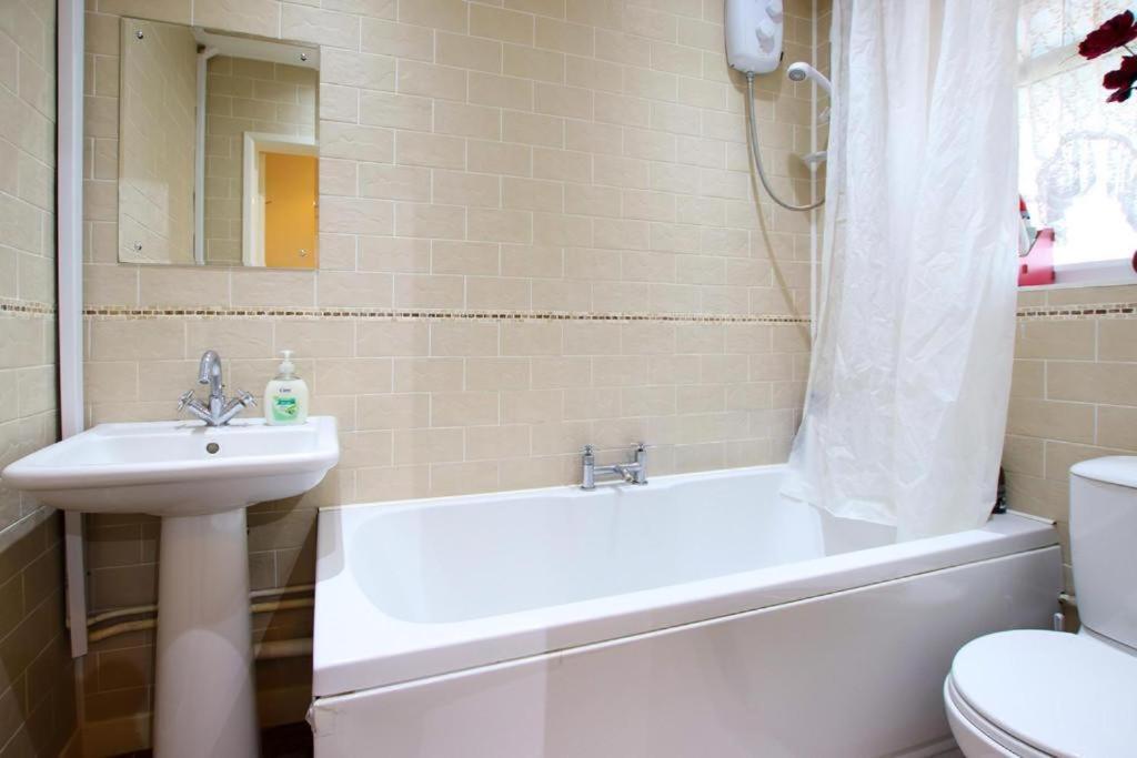 Homestay 3 Bedrooms Sleeps 8 Self Catering House Near California Cliffs And Great Yarmouth Beach,norfolk *