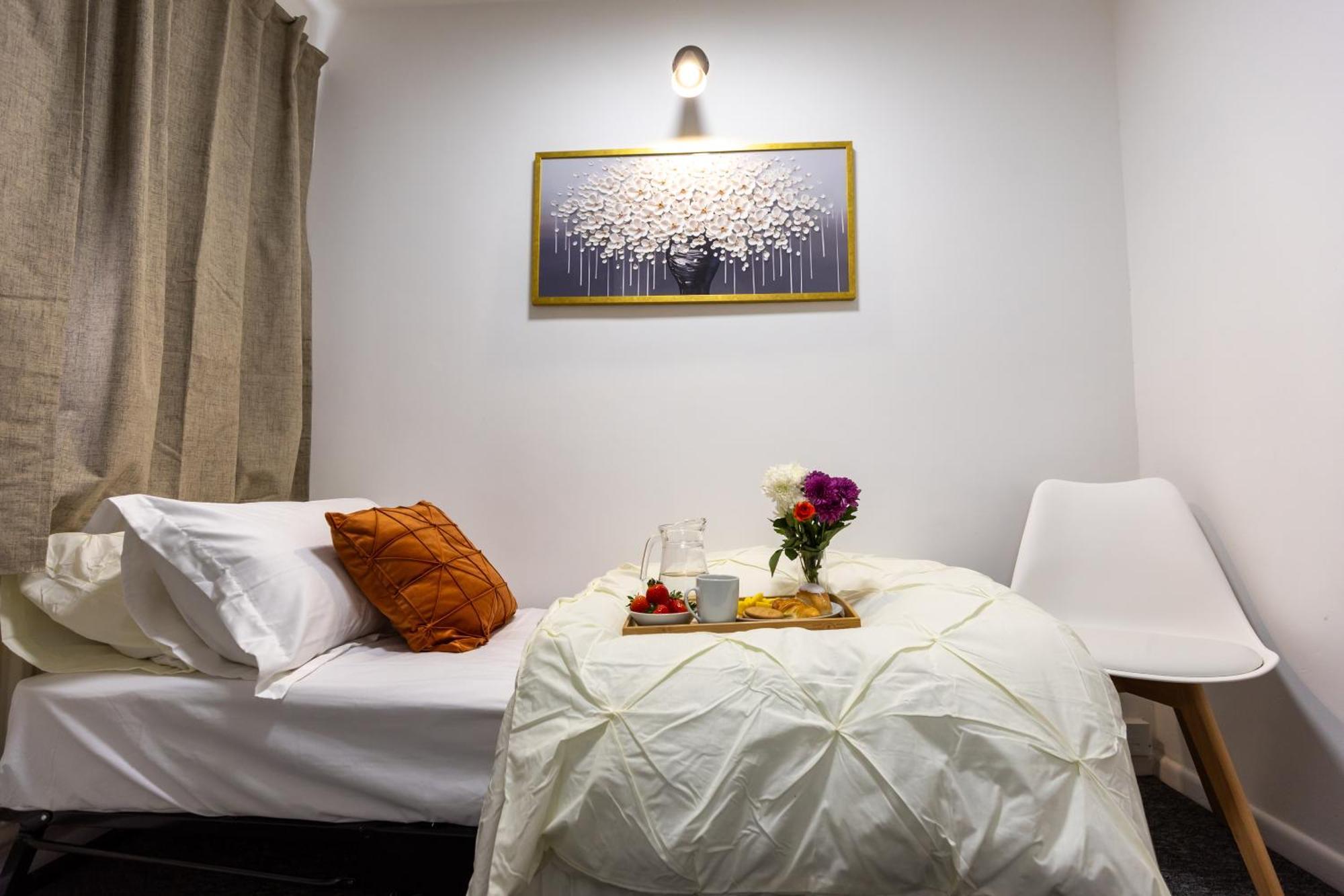 Homestay Epiphany Homes - 4 Bedroom House In - Contractor Friendly - Close To Airport And Hospital *