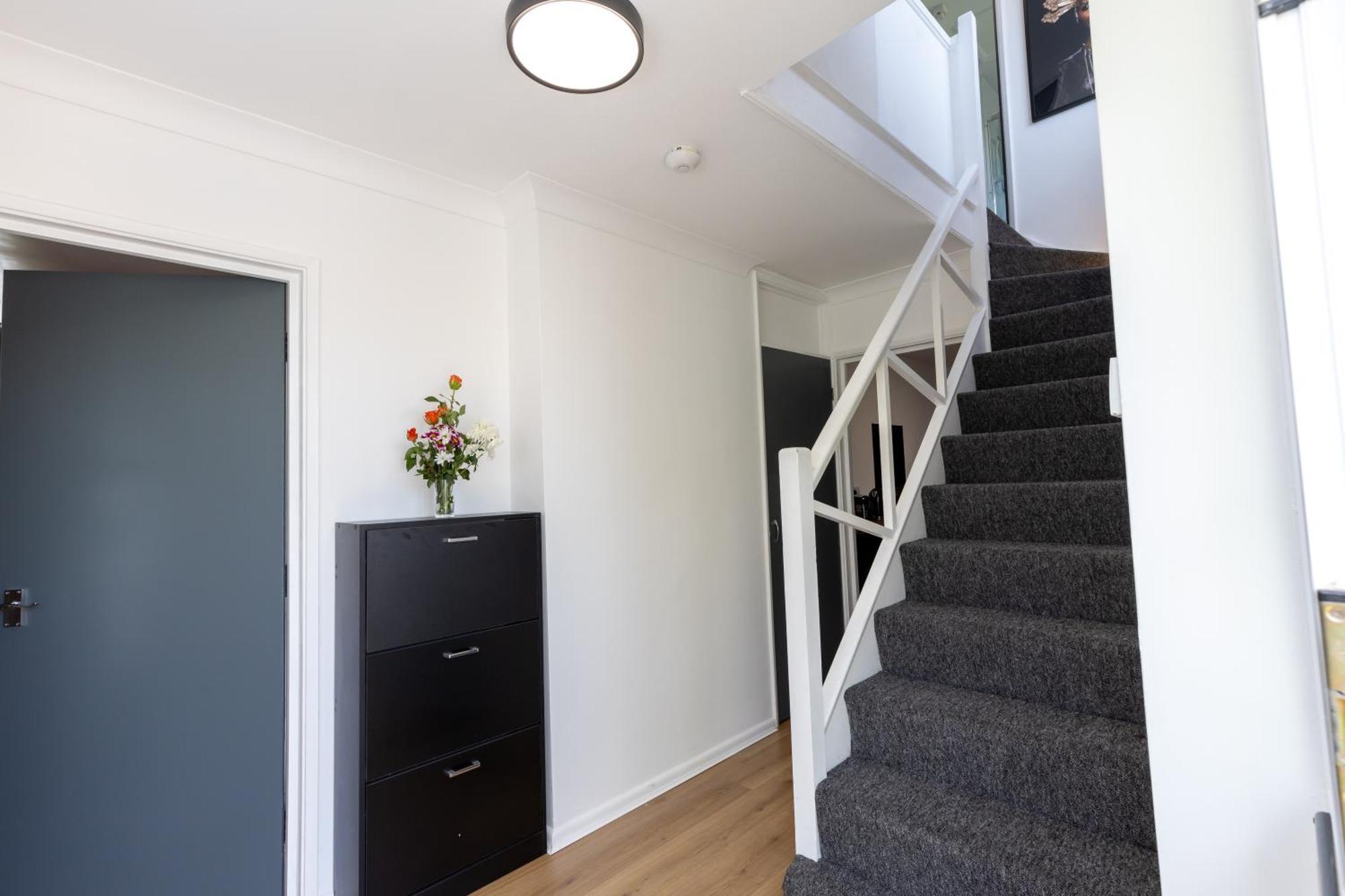 Homestay Epiphany Homes - 4 Bedroom House In - Contractor Friendly - Close To Airport And Hospital