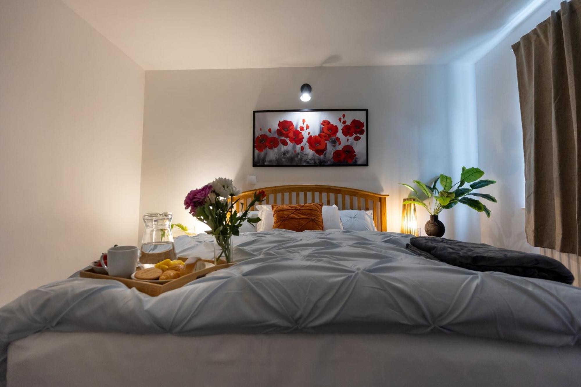 Homestay Epiphany Homes - 4 Bedroom House In - Contractor Friendly - Close To Airport And Hospital
