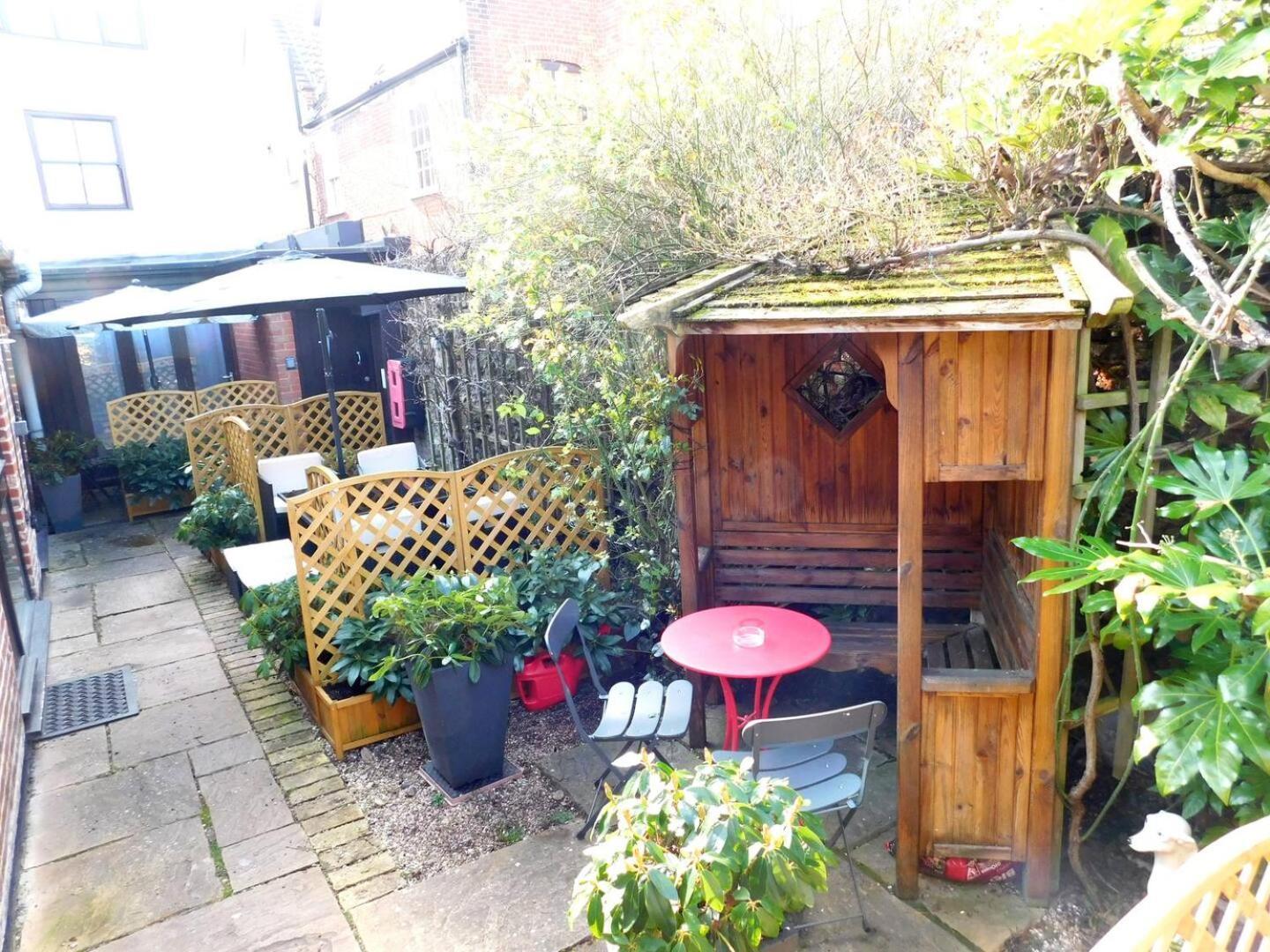 Center Ground Floor Flat With Patio &parking *