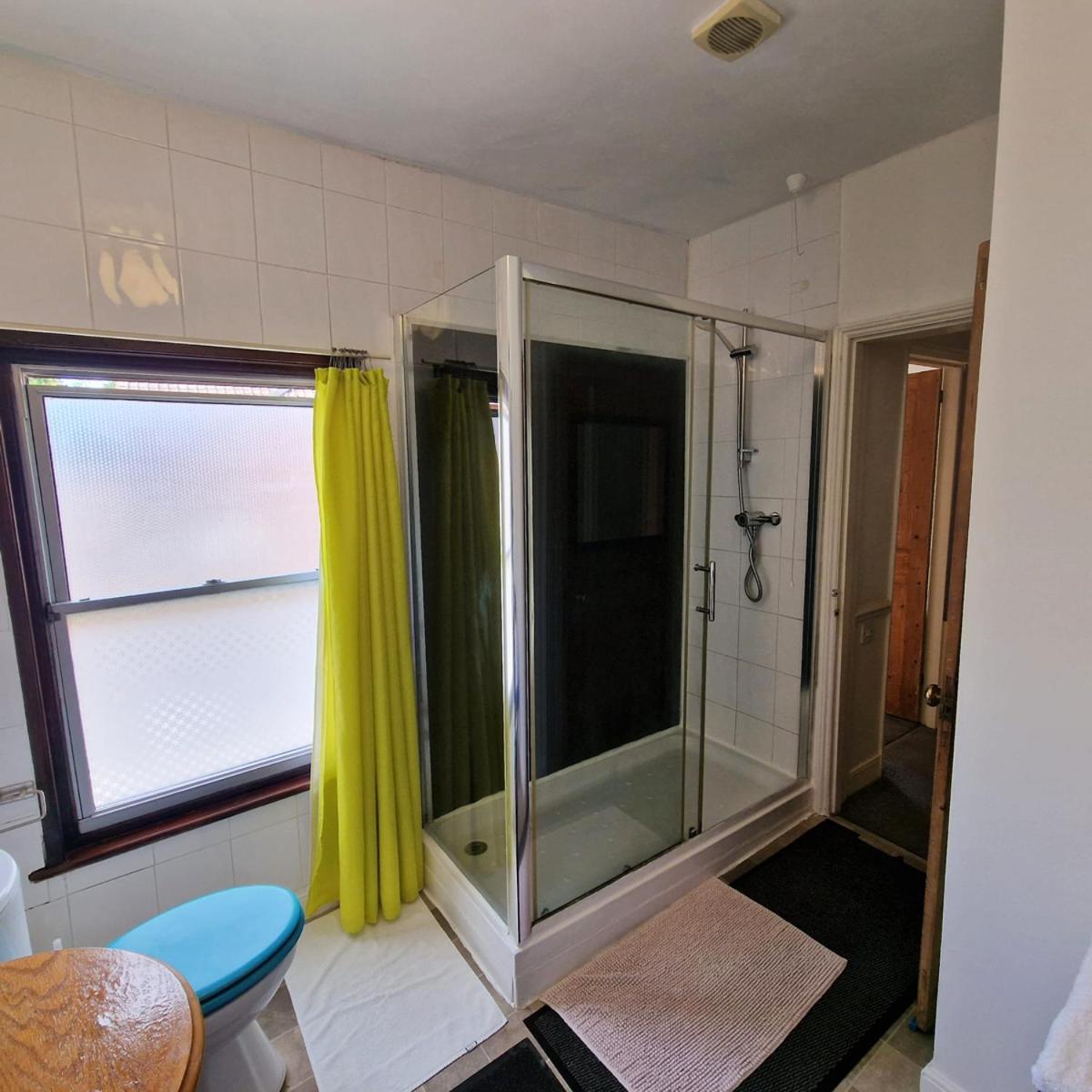Contactors House 4-br 6-beds & Parking For 3 Vans Holiday home *