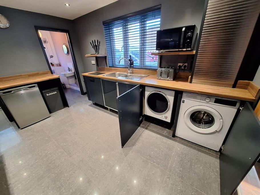 Stylish Escape With Wood-Fired Hot Tub Norwich